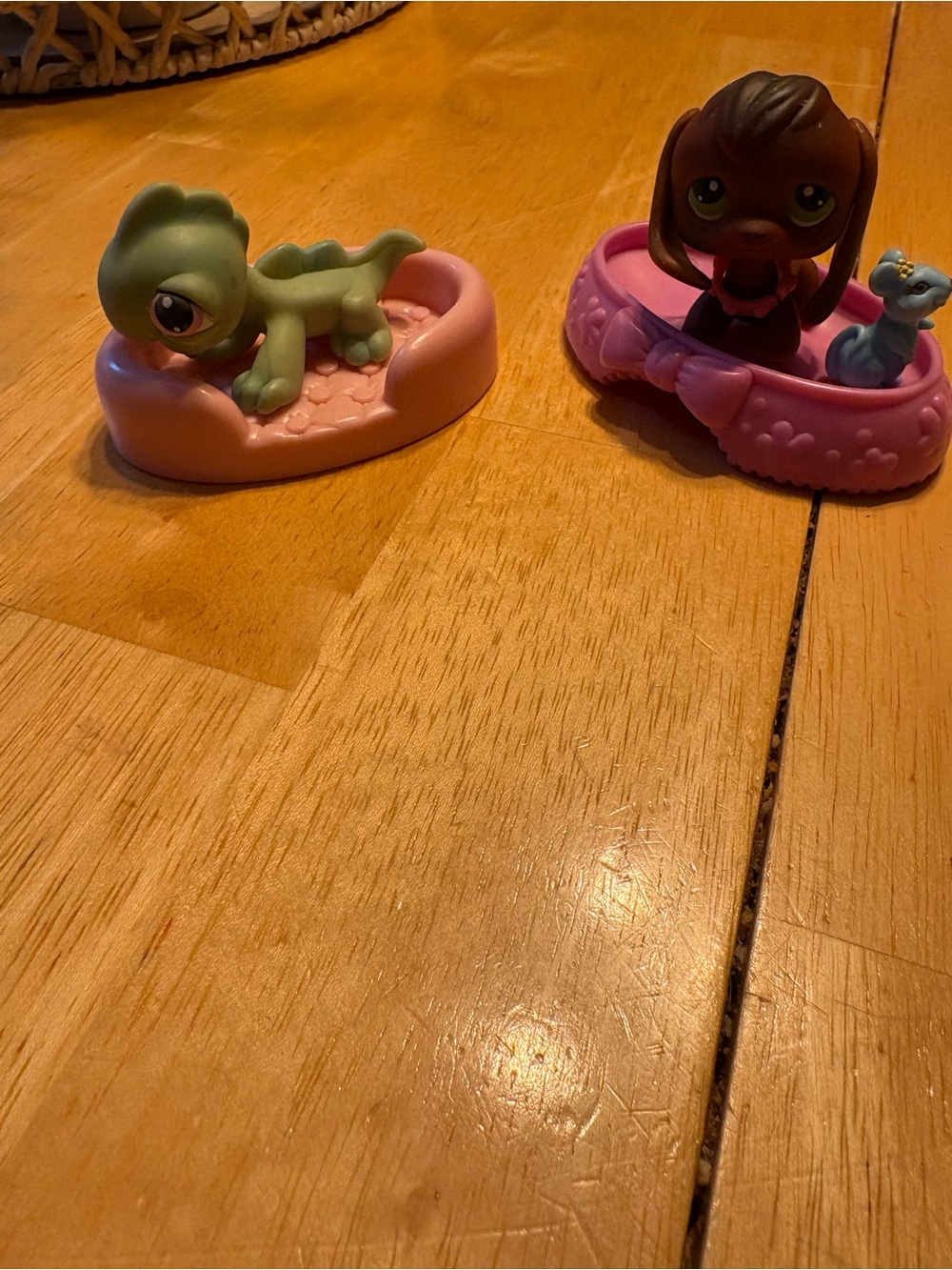 Littlest Pet Shop Green iguana with Brown Puppy and Pink Beds